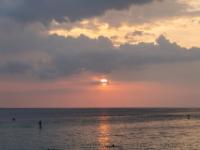 Wolkenschicht mit untergehender Sonne - Kata Beach